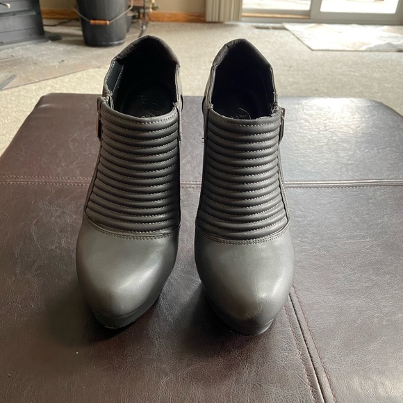 Like New Fergie Wander Women's Dress Pump Heels Grey Color Booties Size US 9 - Picture 6 of 9